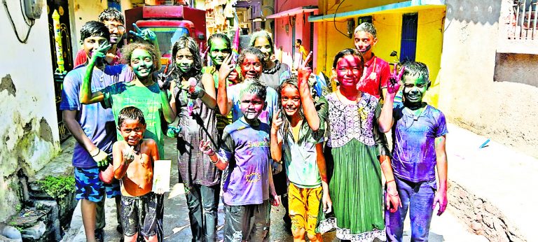 Ranchi News : धूमधाम से मनी होली, उड़े रंग और गुलाल