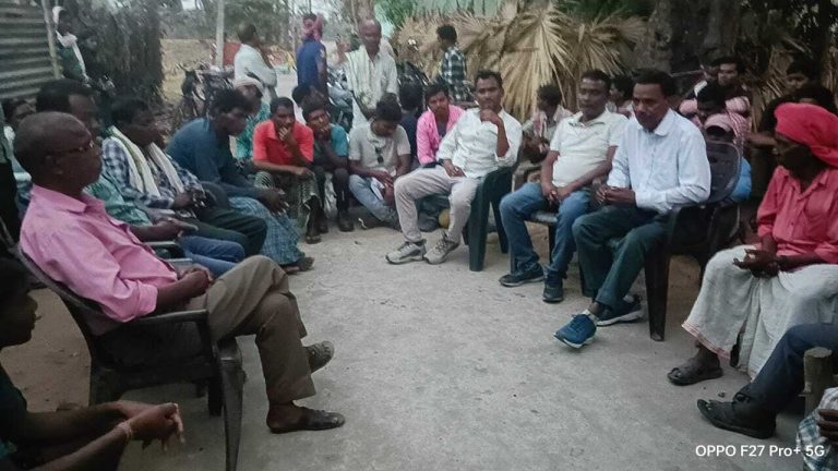 Dhanbad News: आदिवासी परिवार ने अपनाया ईसाई धर्म, समाजिक बहिष्कार