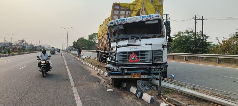 Dhanbad News : ट्रेलर ने टैंकर में मारी टक्कर, डिवाइडर के पौधों में पानी डाल रहे मजदूर की मौत