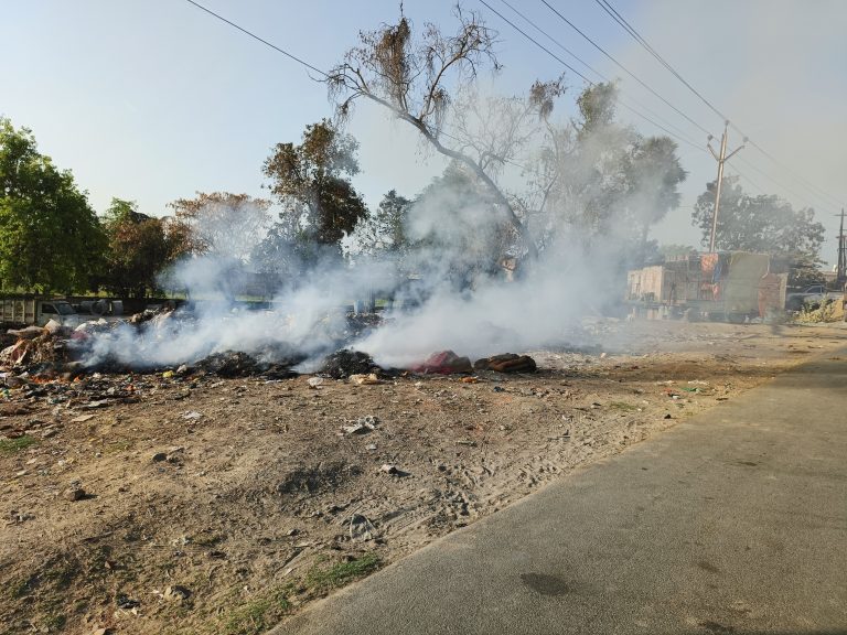रोड किनारे गिरे कचरे में लगा दी आग