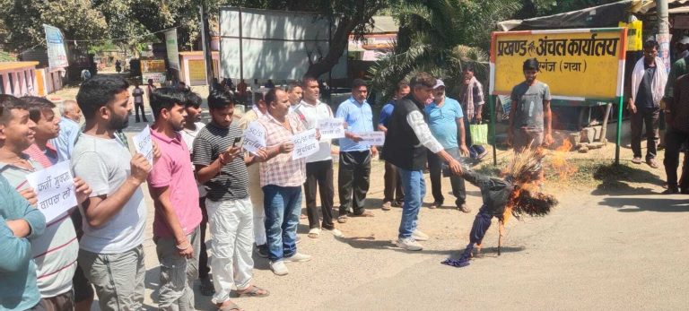 पत्रकार पर केस दर्ज होने के मामले में किया प्रदर्शन