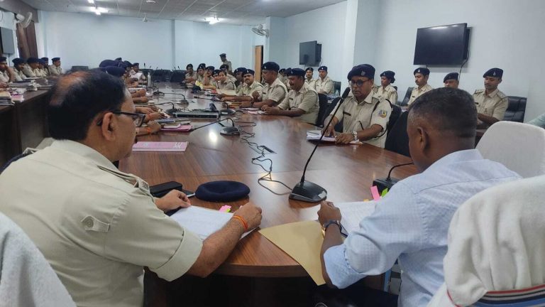 Dhanbad News : लंबित कांड के अनुसंधान को लेकर समीक्षा बैठक में बोले एसएसपी-महिला उत्पीड़न से जुड़े अपराध का त्वरित करें निष्पादन