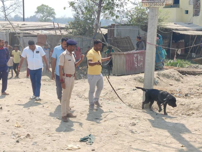 छतौनी थाना के सामने नाला से मिला अज्ञात युवक का शव