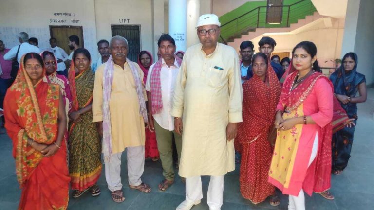 महादलित परिवारों ने सीओ से मिलकर पुनर्वास की मांग की