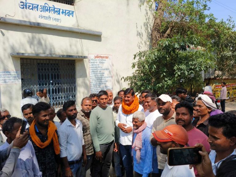 पैक्स चुनाव के पहले दिन 15 उम्मीदवारों ने नामांकन के पर्चे किये दाखिल
