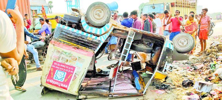 सवारियों से भरा तेज रफ्तार ऑटो पलटा, छह लोग जख्मी