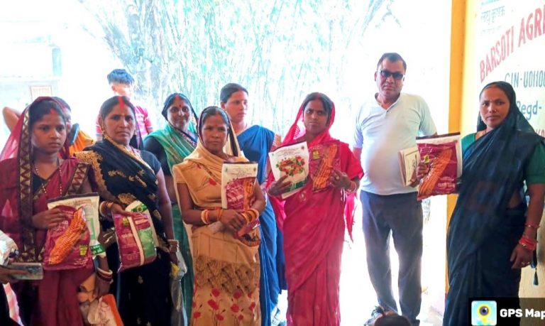 गयपहाड़ी के किसानों के बीच कृषि यंत्र व बीज वितरण