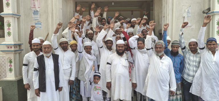 वक्फ बोर्ड संशोधन के खिलाफ काली पट्टी बांधकर अदा की नमाज