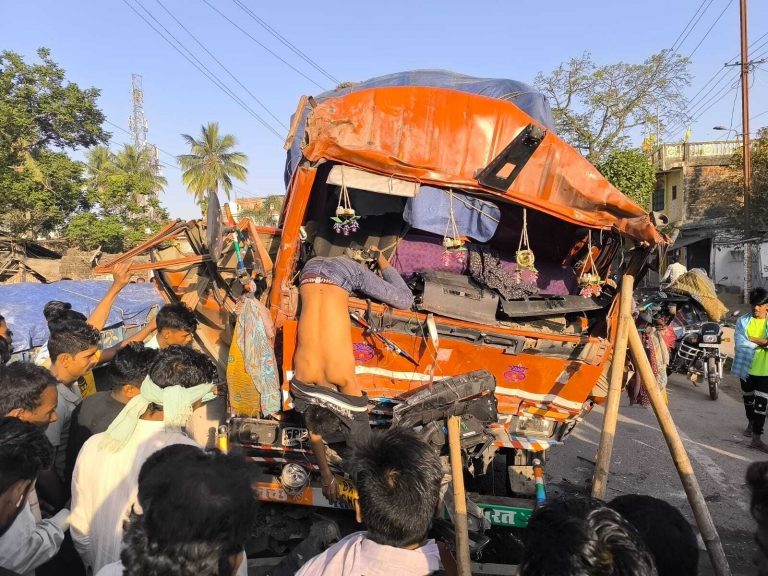 बैरियर में खड़ी ट्रक को पीछे से तेज रफ्तार ट्रक ने मारी टक्कर