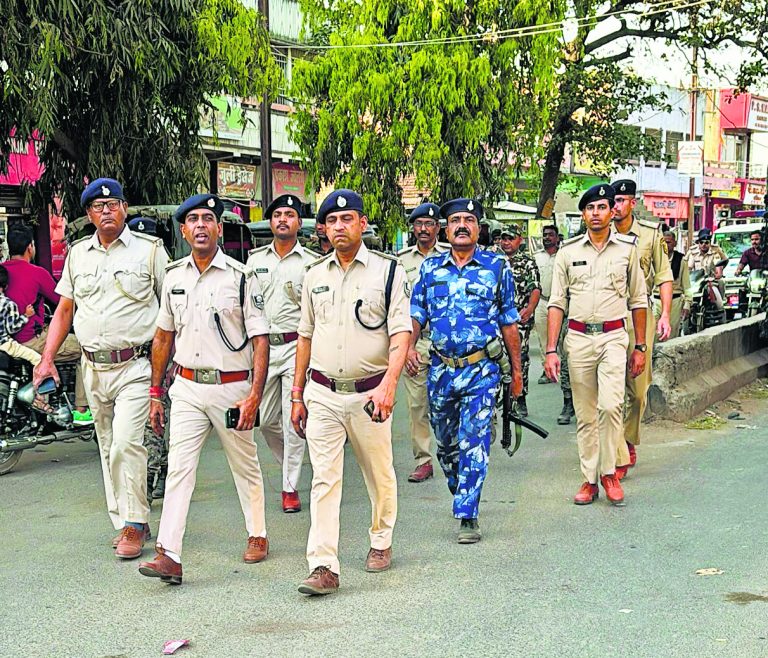 पर्वों को लेकर पुलिस ने किया फ्लैग मार्च