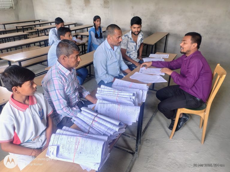 Education news from Samastipur:परीक्षा फल प्राप्त कर अभिभावकों ने शिक्षकों के साथ किया संवाद