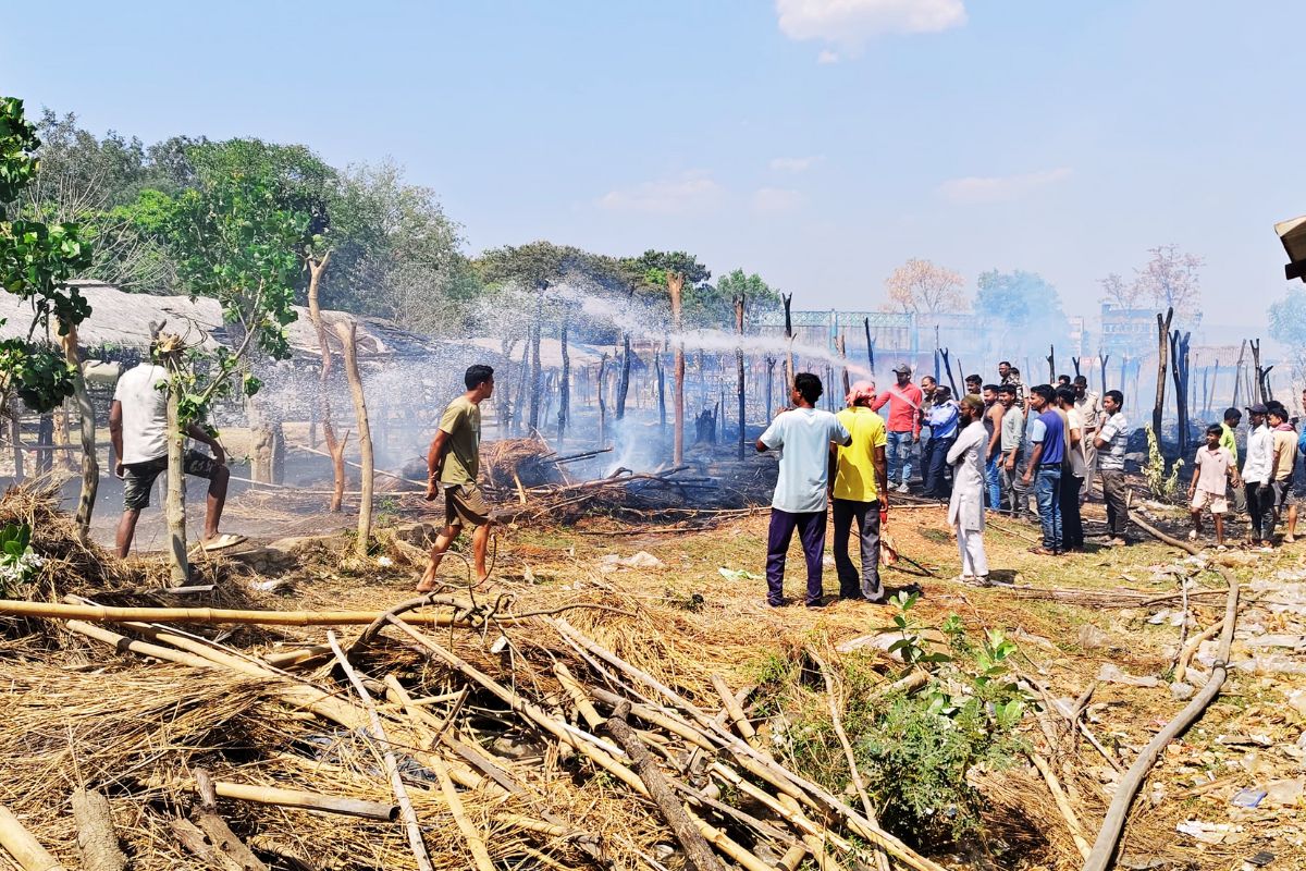 kharsawan news shops gutted before holi