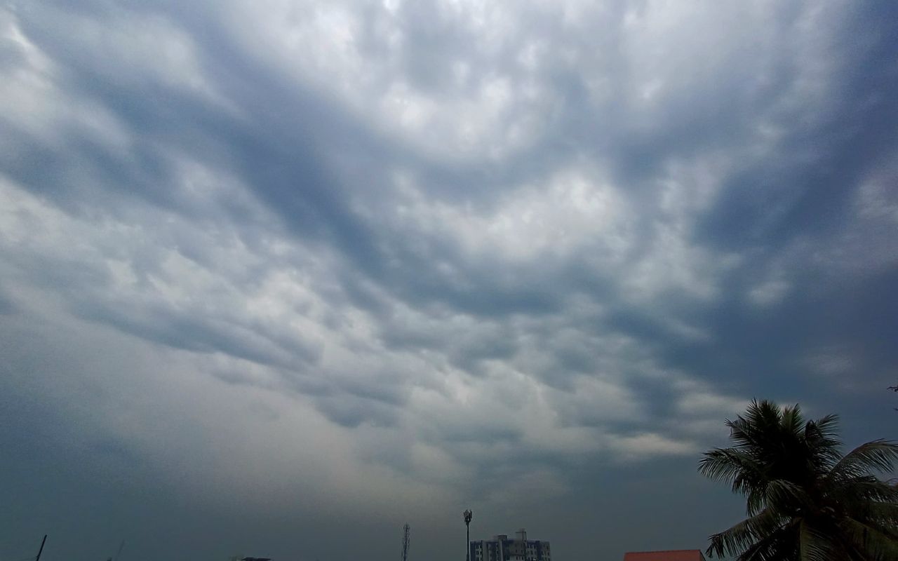 आसमान में छाये काले बादल, प्रतीकात्मक तस्वीर