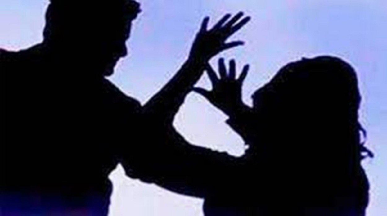 Girlfriend beats Boyfriend