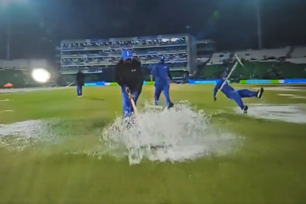 pakistan grounf staff falls