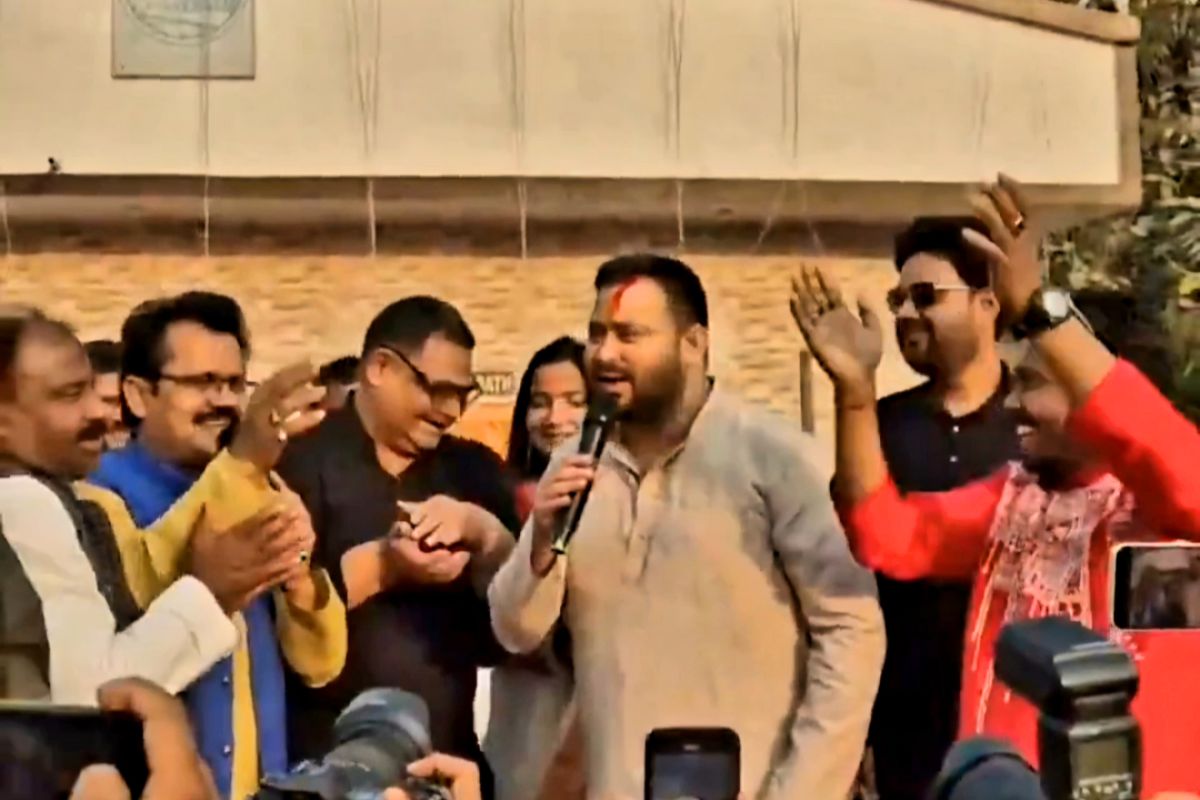tejashwi holi video| Video of Tejaswi Yadav singing Holi song in Lalu's style in Patna goes viral