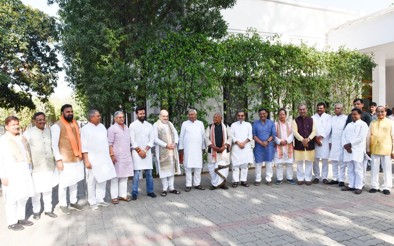 नीतिश कुमार और अमित शाह के साथ नेतागण