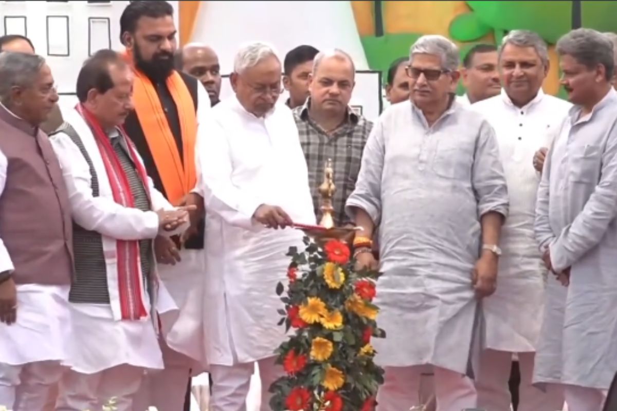 बिहार दिवस कार्यक्रम का उद्घाटन करते सीएम नीतीश कुमार व डीप्टी सीएम