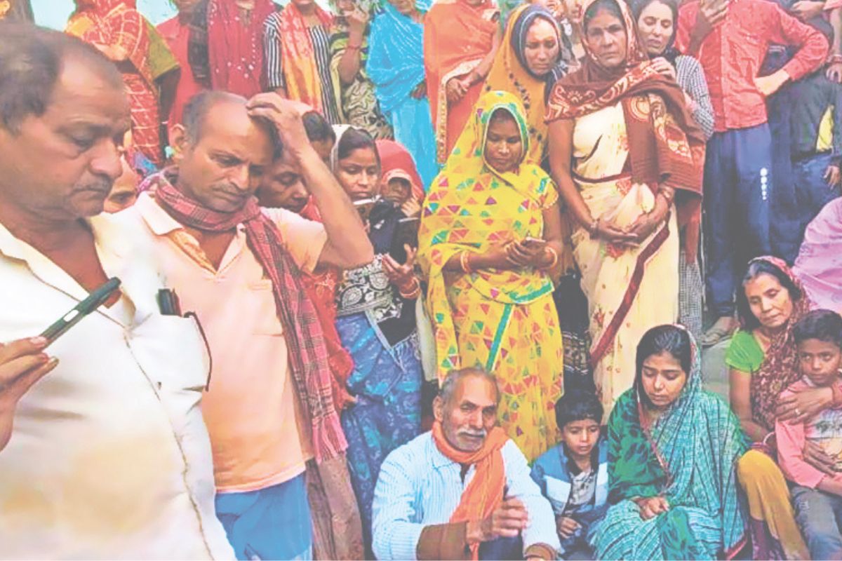 शव पहुंचने के बाद रोते बिलखते परिजन