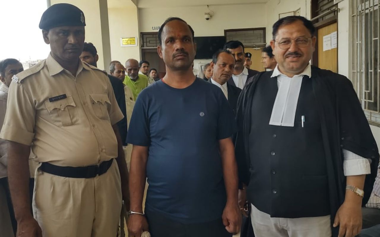 सजा मिलने के बाद पुलिस हिरासत में पति