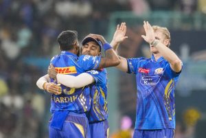 IPL 2025 LSG vs MI: Hardik Pandya with teammates celebrates