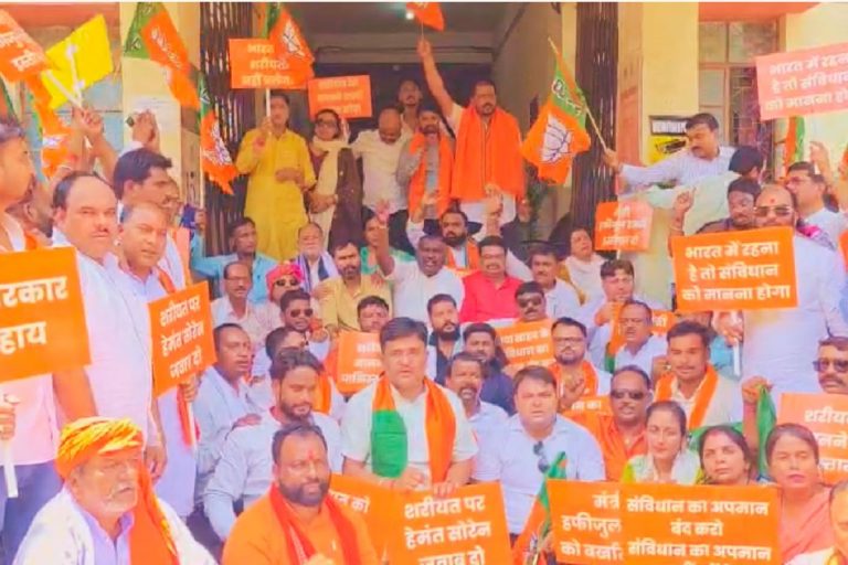 बोकारो उपायुक्त कार्यालय पर भाजपा का हल्ला बोल, मंत्री हफीजुल हसन के विवादित बयान पर भड़के अमर बाउरी