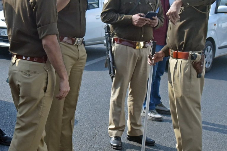 बिहार में पुलिस पर हमला, शराबी को पकड़ने गई थी टीम, थप्पड़ों की हुई बरसात