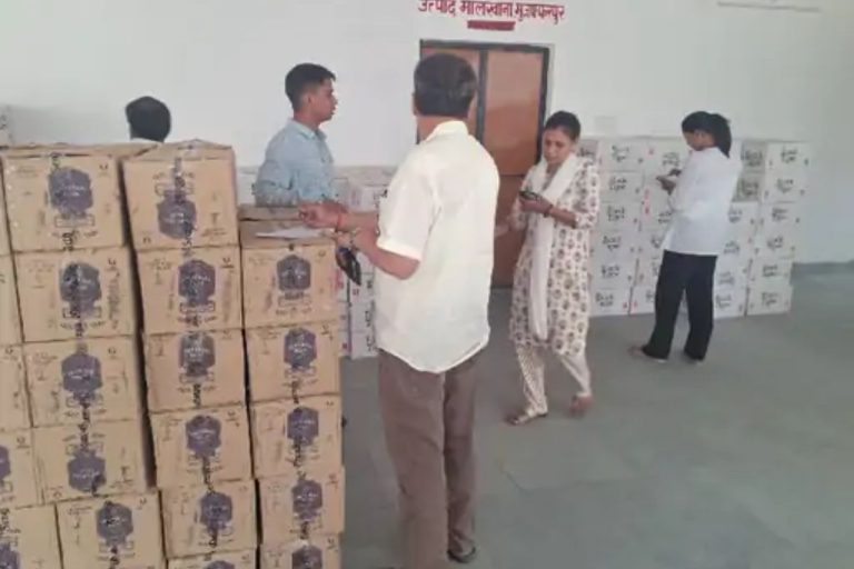 Muzaffarpur News: टॉप सीक्रेट गोडाउन से 300 कार्टून अंग्रेजी शराब बरामद, पुलिस ने जाल बिछाकर ऐसे किया खुलासा