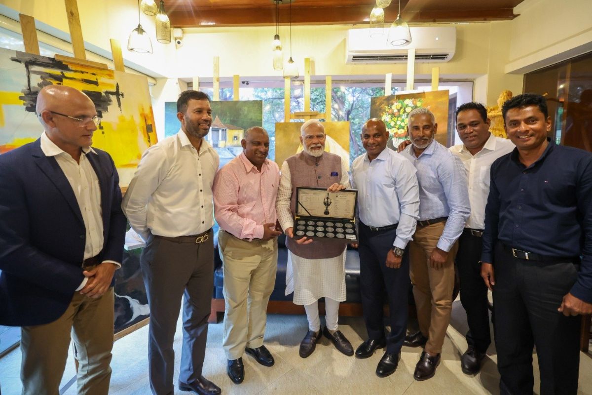 PM Modi with SL 1996 WC Winner Team.