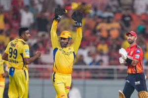 MS Dhoni and R Ashwin