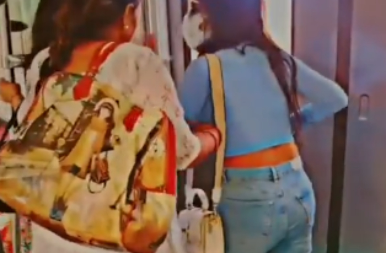 Delhi Metro Viral Video