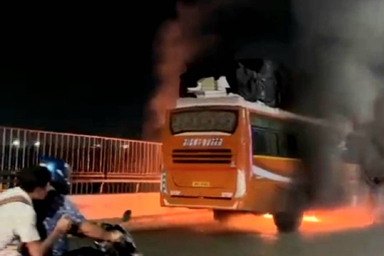 Fire in Bus : ब्रिज पर दौड़ती रही यात्रियों से भरी “द बर्निंग बस”