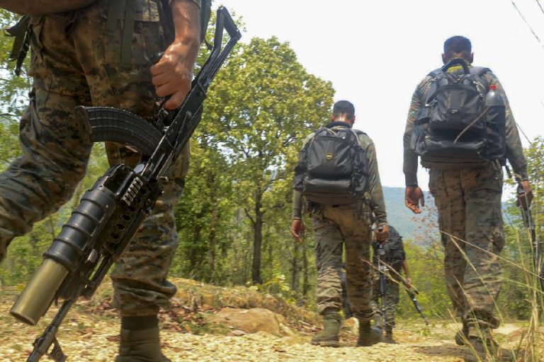 Naxal Encounter : छत्तीसगढ़-तेलंगाना सीमा पर 10 हजार जवानों ने नक्सलियों को घेरा, तीन ढेर