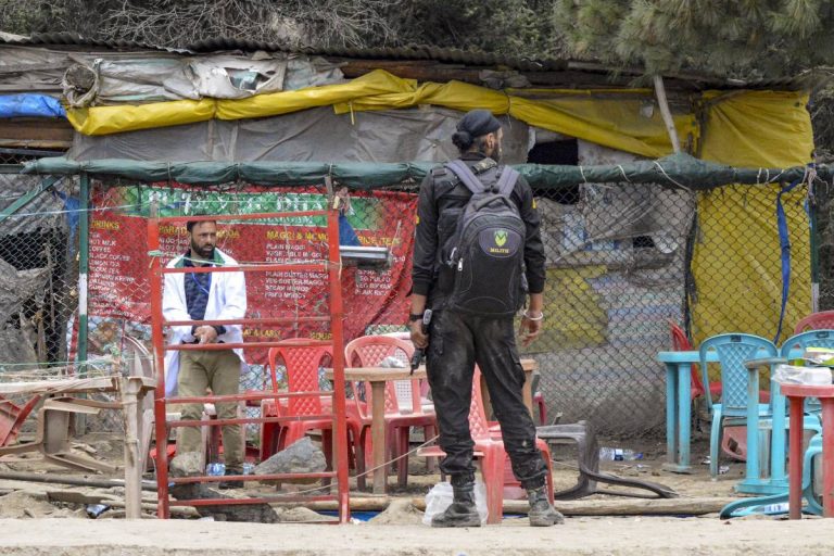Pahalgam Attack : बड़ा खुलासा! आतंकियों को इन्होंने दिया हथियार और खाना, 3 संदिग्धों से पूछताछ