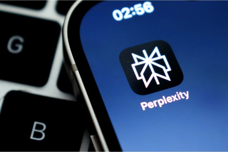 iPhone का Siri हुआ पुराना, यूजर्स के अब सारे काम संभालेगा Perplexity AI वॉयस असिस्टेंट