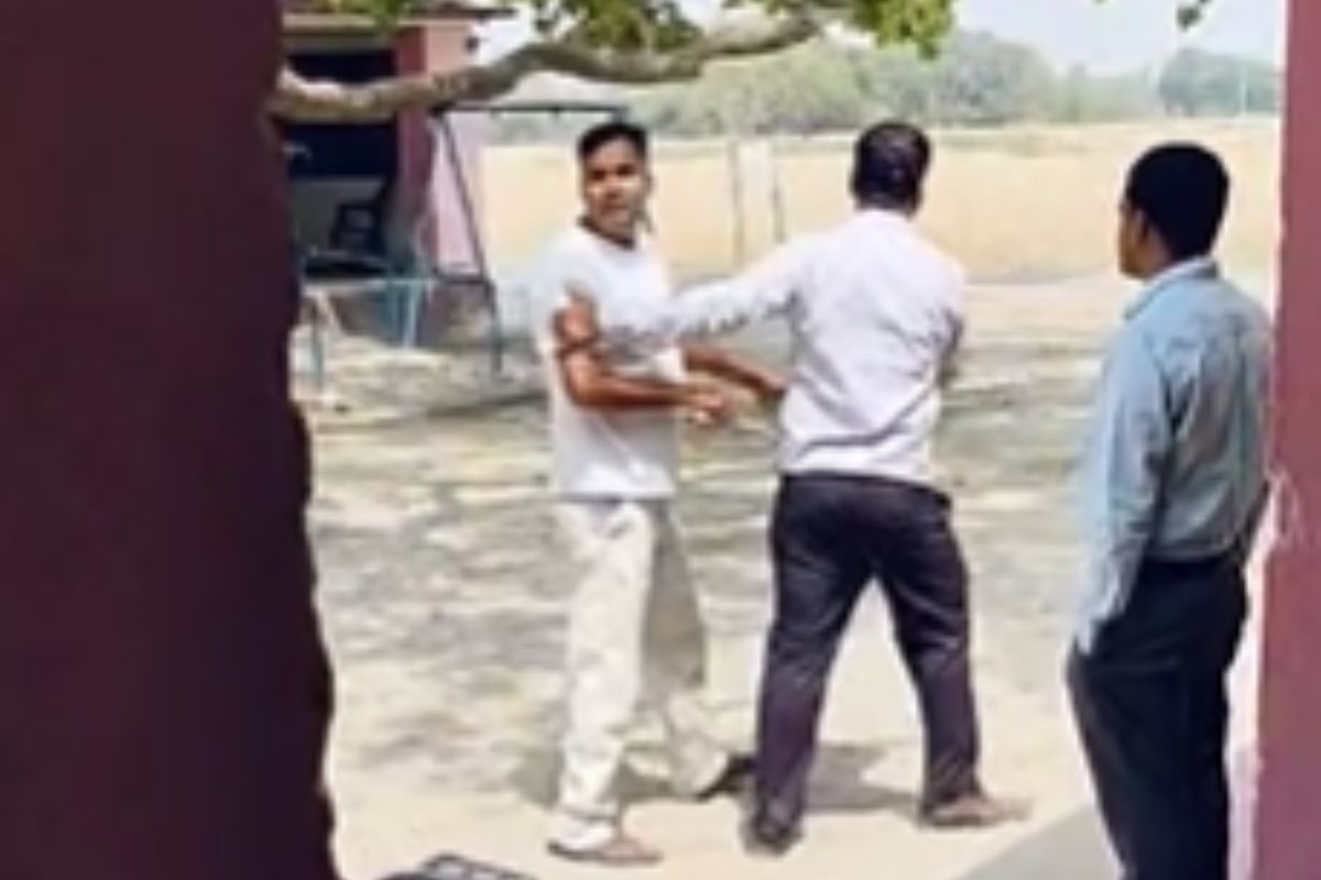 आरोपी मैनेजर यादव सफेद लोवर-टीशर्ट में