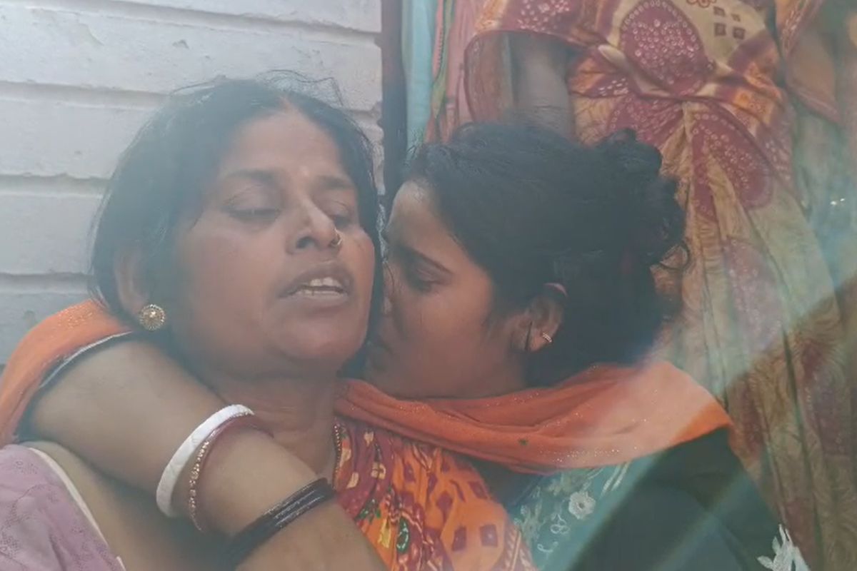 रोते-बिलखते मृतक के परिजन