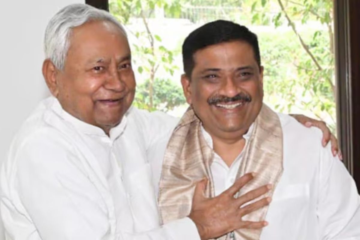 सीएम नीतीश और संजय झा