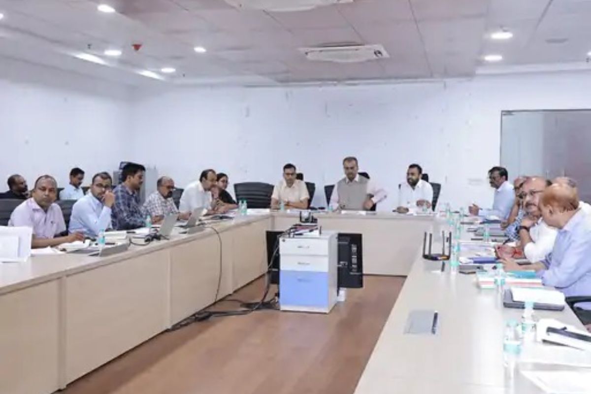 बैठक करते स्वास्थ्य मंत्री