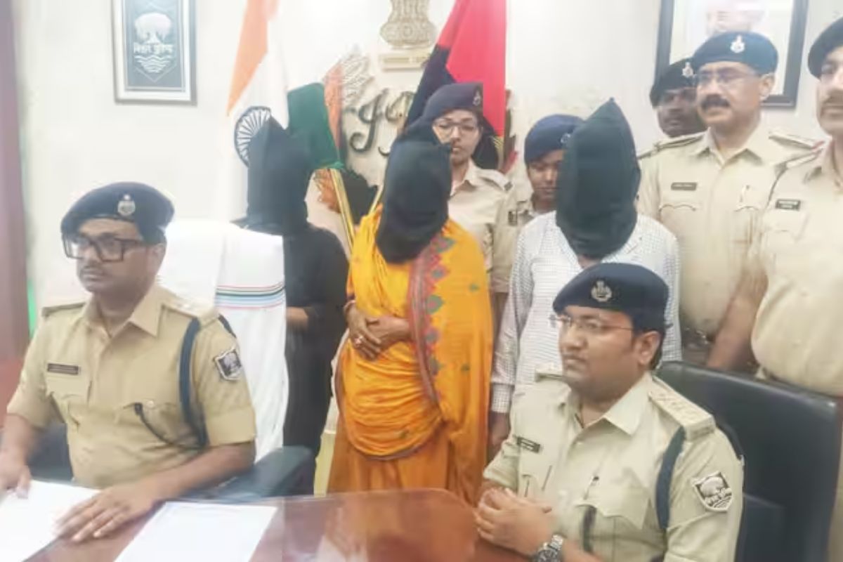 पुलिस की गिरफ्त में महिला और उसके साथी