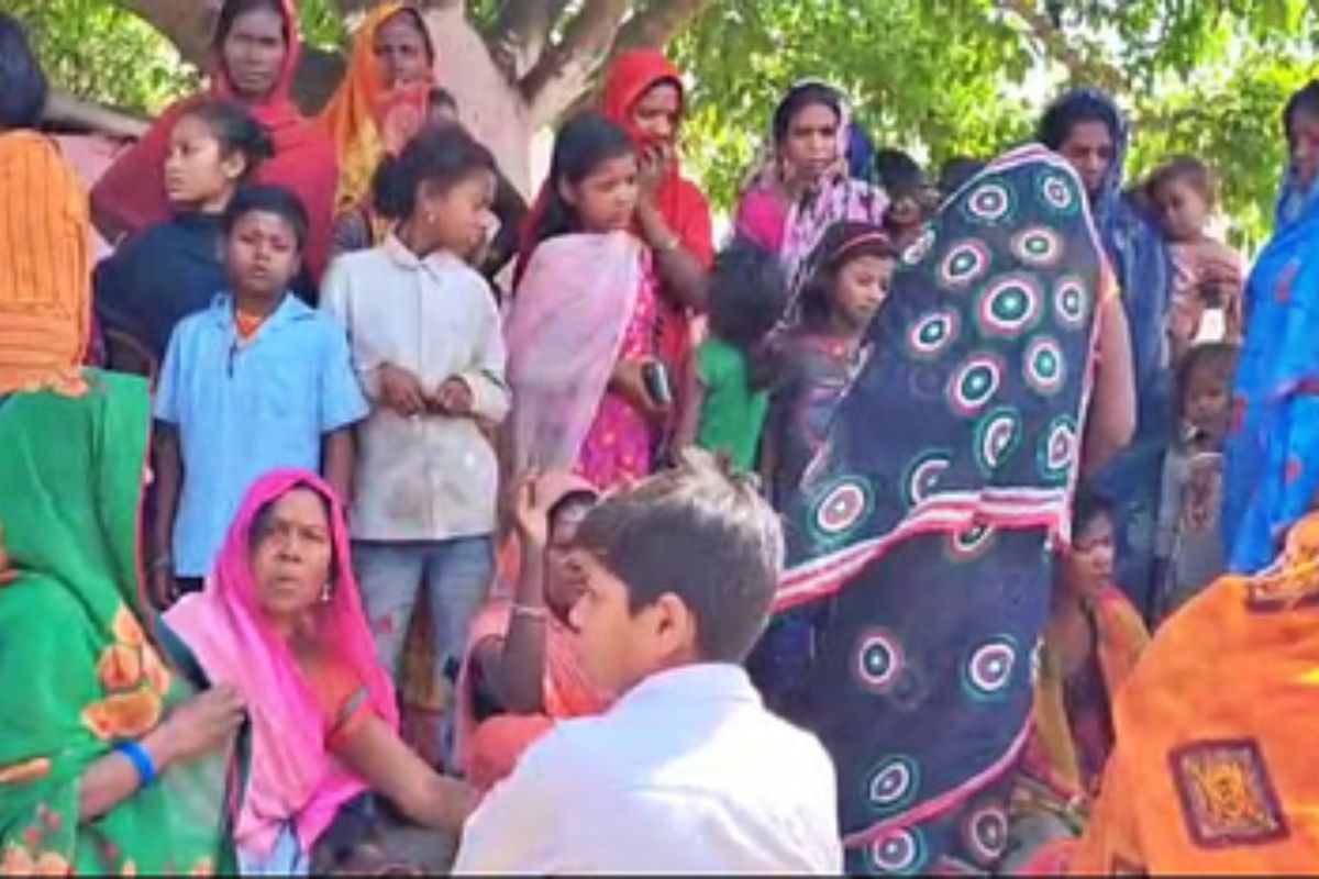 घटनास्थल पर जुटी भीड़
