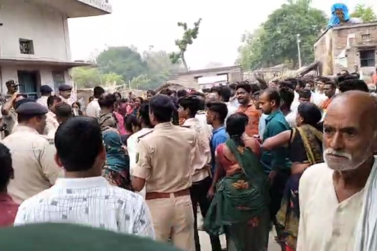 घटनास्थल पर जुटी भीड़