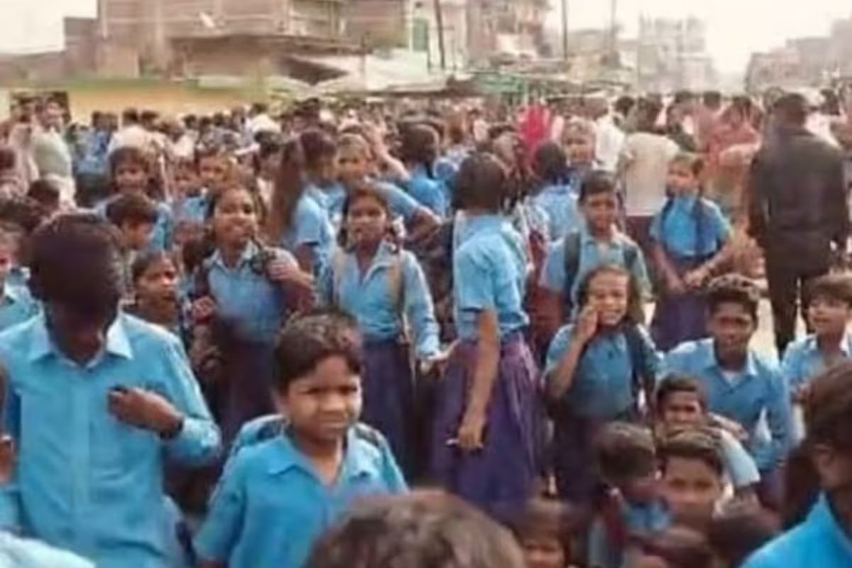 धरना प्रदर्शन करते छात्र
