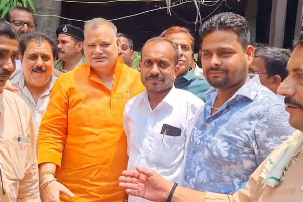 भगवा कुर्ते में बाहुबली मुन्ना शुक्ला