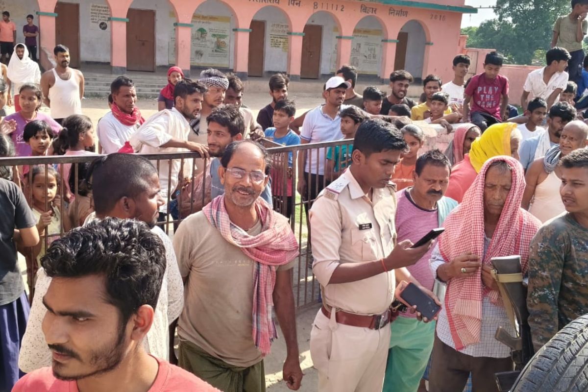 स्कूल पर पहुंचे ग्रामीण