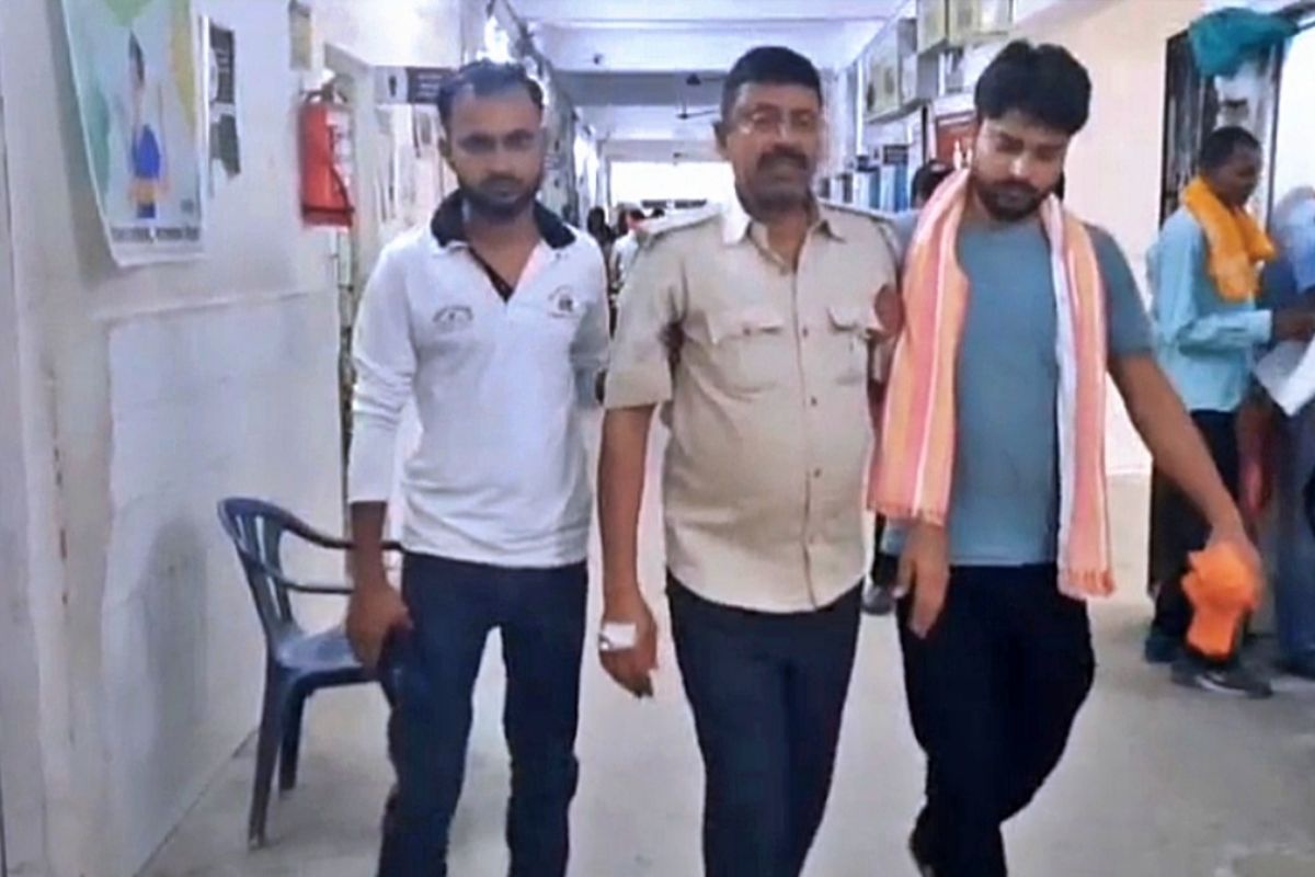 दबंगों की हमले में घायल पुलिसकर्मी