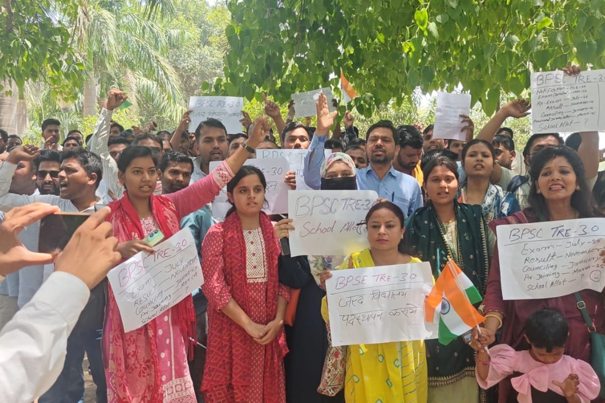 ज्वाइनिंग की मांग को लेकर प्रदर्शन करते शिक्षक