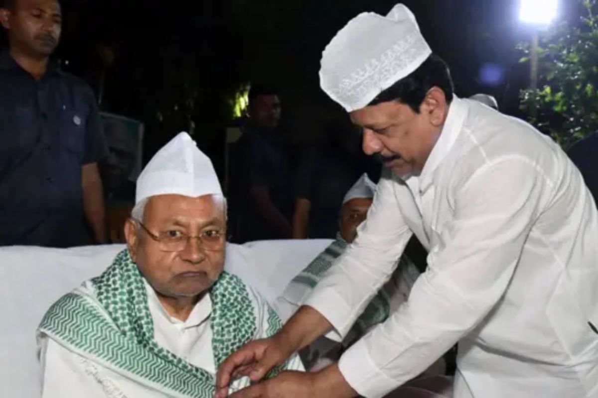 मुख्यमंत्री नीतीश कुमार बैठे हुए