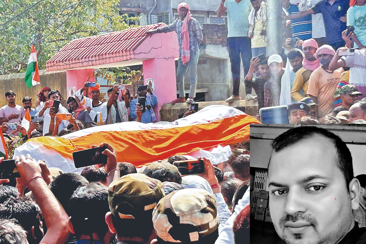 अंतिम संस्कार में उमड़े लोग और तस्वीर के अंदर मनीष रंजन की फाइल फोटो