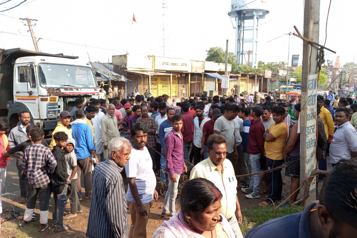 सड़क जाम करते स्थानीय लोग